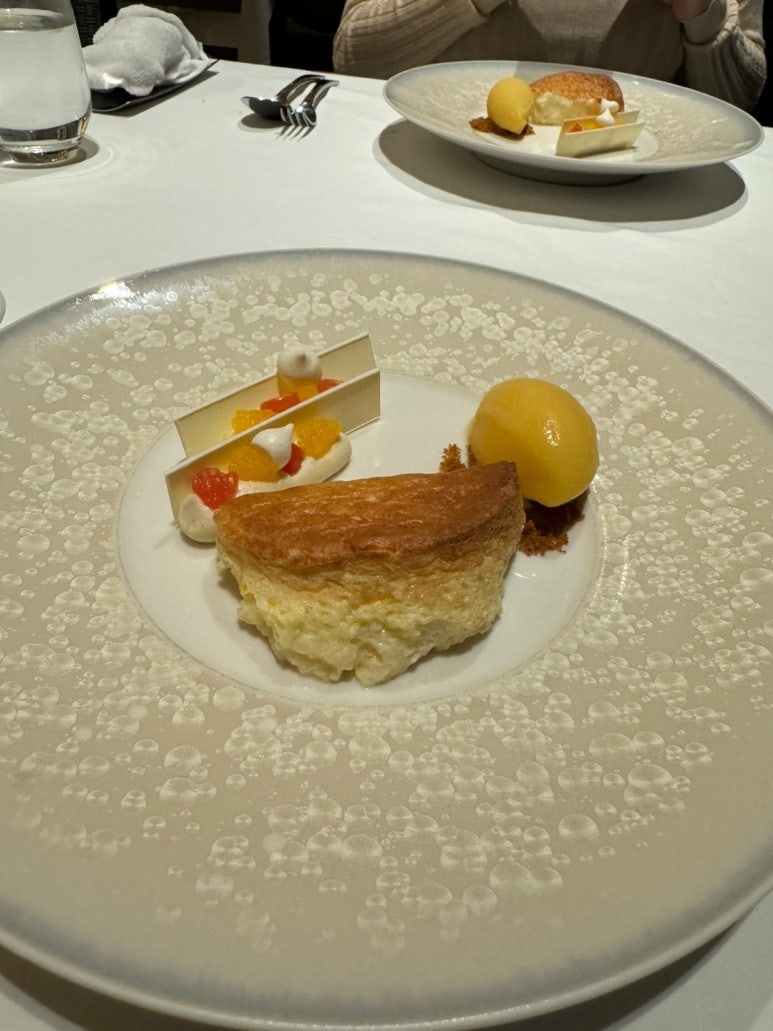 [시그니엘서울] STAY -미슐랭 1스타 프렌치 레스토랑 디너 풀코스. 훌륭하고 멋진 공간을 81층에.. 발렛주차 신용카드. 롯데상품권 사용후기. 관련 이미지 58