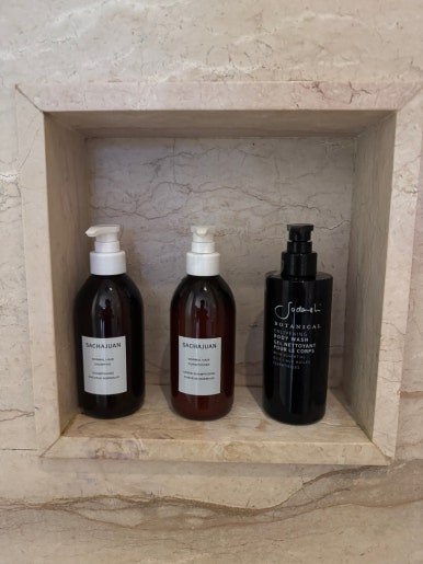 세인트레지스 발리 - 플래티넘 풀빌라 스위트 업그레이드 후기. 신혼여행 호텔 추천. 프라이빗 해변, 라군, 밤공연, 조식, 디너. 관련 이미지 31