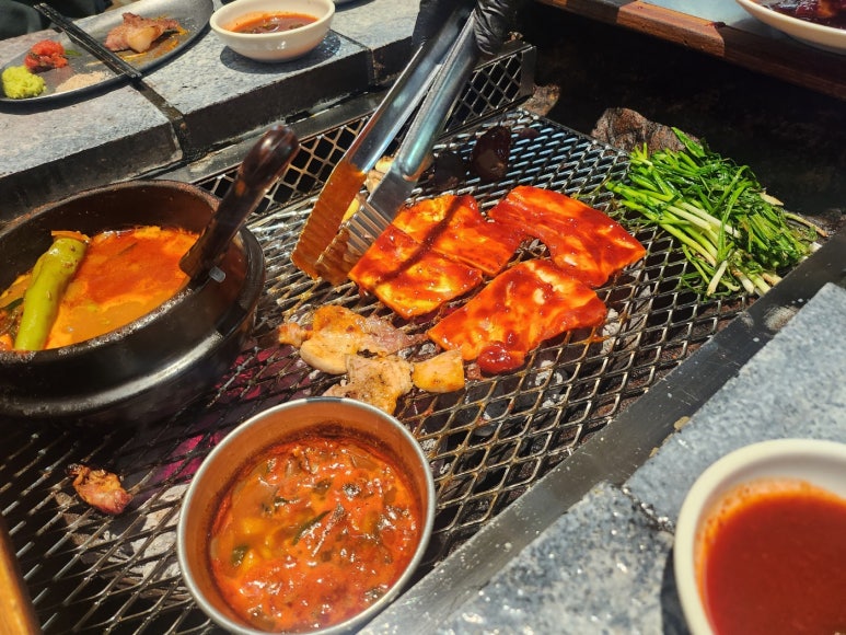 [이대서울병원 맛집] 산청숯불가든 - 마곡을 평정한 돼지고기 맛집. 메뉴를 정해드리겠습니다; 소금구이, 고초장구이 훌륭함. 주차가능. 관련 이미지 22