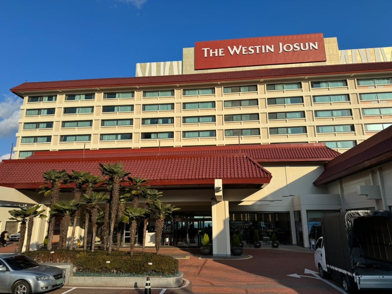 웨스틴조선 부산 - 새로단장한 해운대오션뷰 호텔. 클럽조선 플래티넘 100배 이용하기. 디럭스 비치 킹 + 수영장 + 발렛주차 후기. (feat. 그랜드조선 부산) 관련 이미지 3