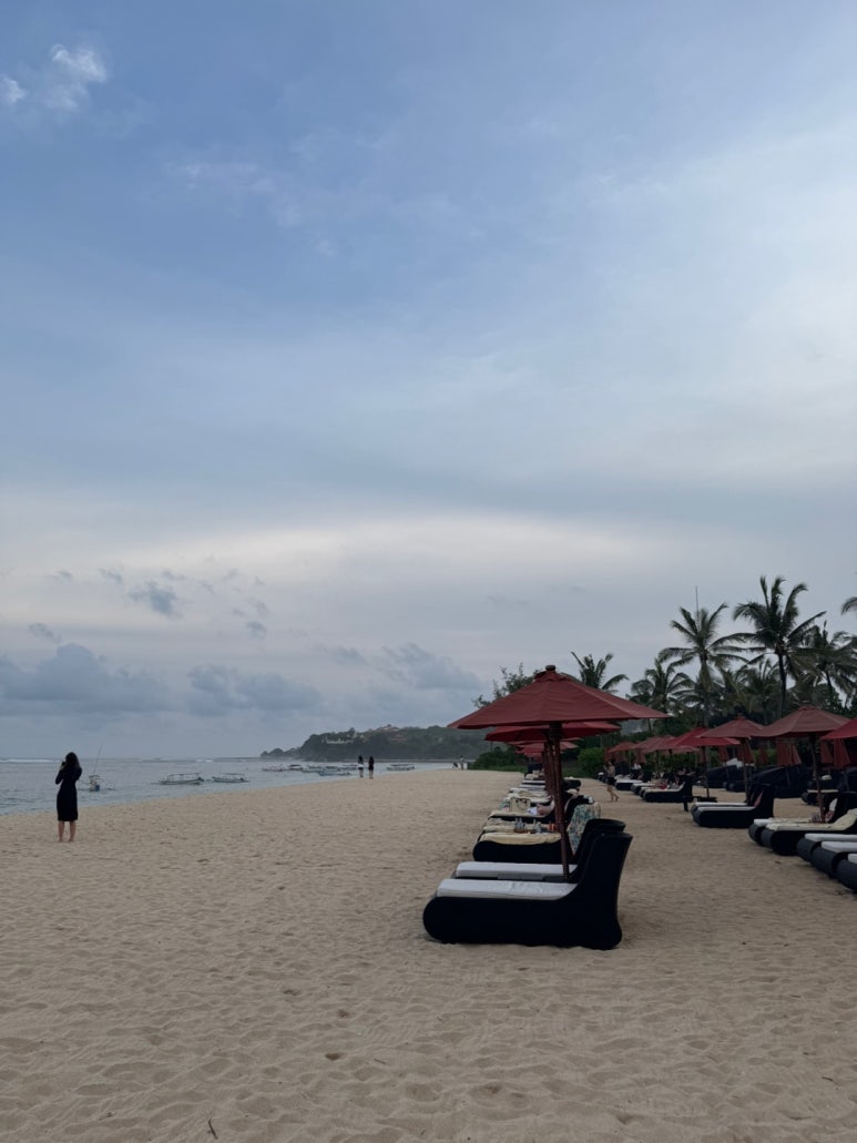 세인트레지스 발리 - 플래티넘 풀빌라 스위트 업그레이드 후기. 신혼여행 호텔 추천. 프라이빗 해변, 라군, 밤공연, 조식, 디너. 관련 이미지 3