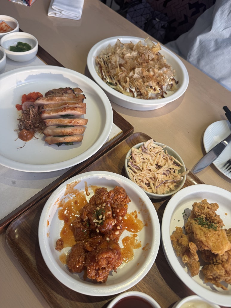 [안다즈 서울 강남] 조각보 - 리뉴얼된 메뉴 후기. 반반치킨, 오코노미야끼, 항정살 보쌈. Be my guest 내돈내산 추천메뉴 후기. 관련 이미지 17