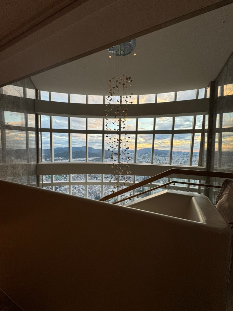 [시그니엘서울] STAY -미슐랭 1스타 프렌치 레스토랑 디너 풀코스. 훌륭하고 멋진 공간을 81층에.. 발렛주차 신용카드. 롯데상품권 사용후기. 관련 이미지 12