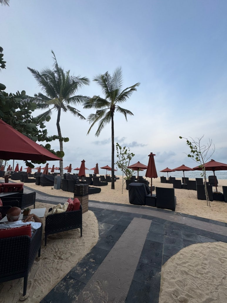 세인트레지스 발리 - 플래티넘 풀빌라 스위트 업그레이드 후기. 신혼여행 호텔 추천. 프라이빗 해변, 라군, 밤공연, 조식, 디너. 관련 이미지 50