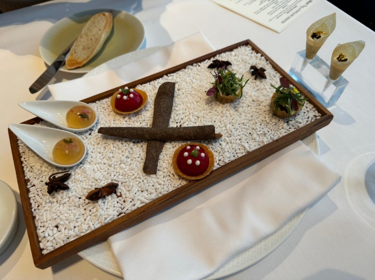 [시그니엘서울] STAY -미슐랭 1스타 프렌치 레스토랑 디너 풀코스. 훌륭하고 멋진 공간을 81층에.. 발렛주차 신용카드. 롯데상품권 사용후기. 관련 이미지 26