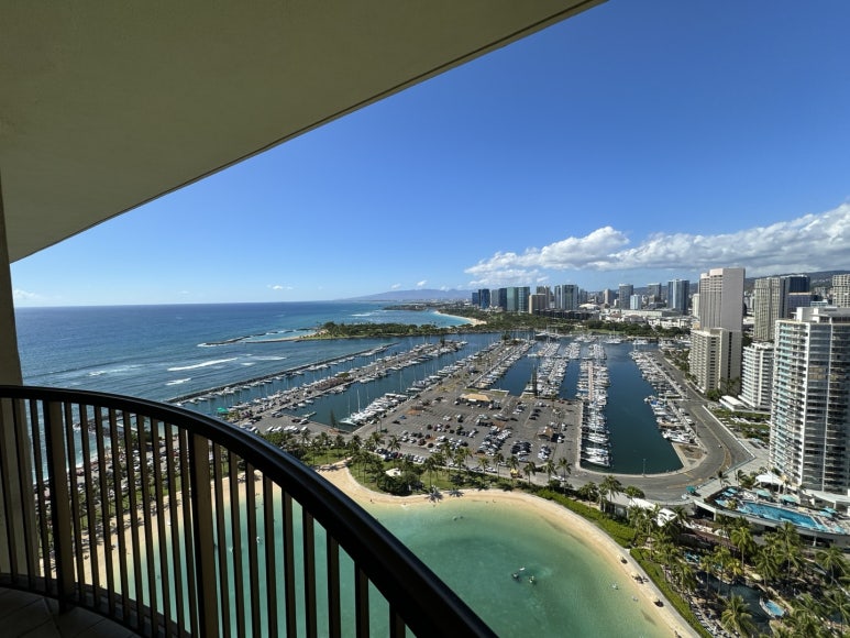 힐튼 하와이안 빌리지 와이키키 비치 리조트의 모든 것. 현아플 포인트숙박, 힐튼 아너스 골드, 룸 업그레이드, 크레딧, 라군, 불꽃놀이 등. 관련 이미지 10