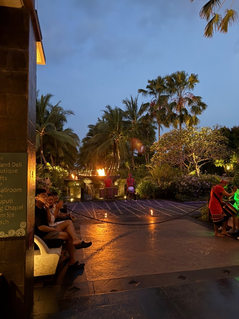 세인트레지스 발리 - 플래티넘 풀빌라 스위트 업그레이드 후기. 신혼여행 호텔 추천. 프라이빗 해변, 라군, 밤공연, 조식, 디너. 관련 이미지 48