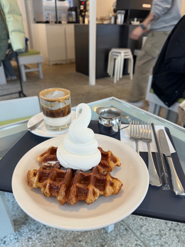 [성수 흑임자라떼 맛집] 베티버 - 최고의 흑임자크림라떼 맛집. 아이스크림 크로플도 비싸지만 맛있음. 흑임자라떼 성지가 되어보자. 관련 이미지 9