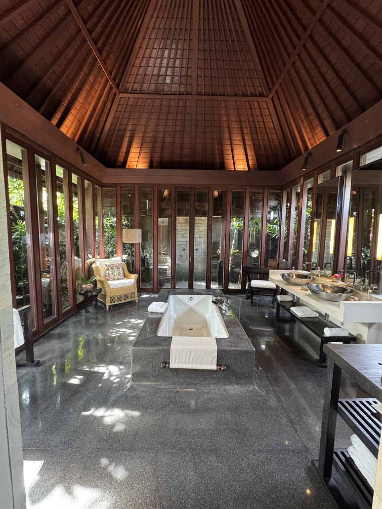 불가리 발리 - 인생 최고의 휴양지. 장동건 부부 신혼여행 인도양 오션뷰 풀빌라 추천. 메리어트 플래티넘 호캉스. 룸서비스/조식/야외수영장/레스토랑 후기. 관련 이미지 51