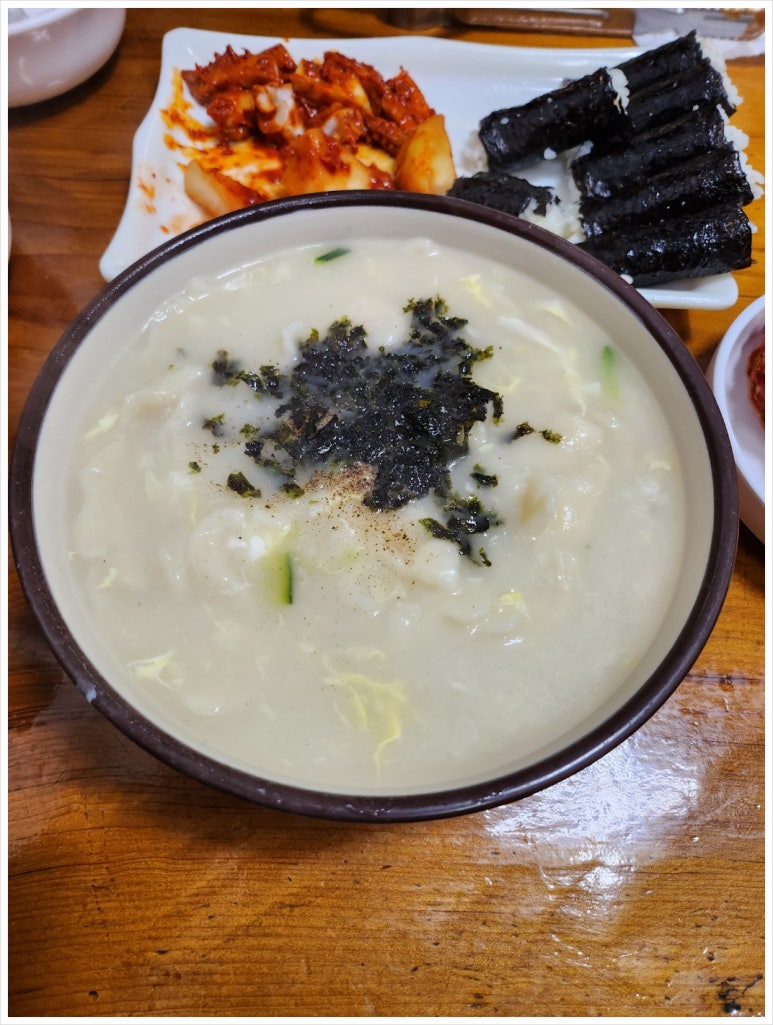 ★★★★☆[반포 고터 맛집] 충무할매김밥 - 충무김밥, 수제비 그리고 떡볶이의 환상조합. 줄서서 먹어도 맛있는 집. 주차 가능. 관련 이미지 2