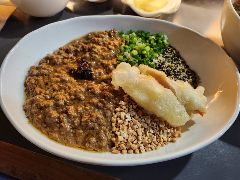 ★★★★☆ [신촌 탄탄면] 정육면체 - 신촌 유일의 미슐랭 맛집. 홍탄, 깨부수면과 유린기.. 시그니처 메뉴를 모두 먹어보다. 관련 이미지 2