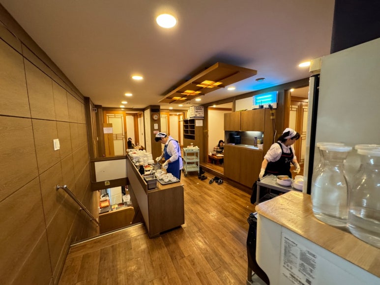 [삼청동 맛집] 황생가칼국수 - 인상적인 사골국물 칼국수와 슴슴한 미쉐린가이드 왕만두 맛집. 관련 이미지 7