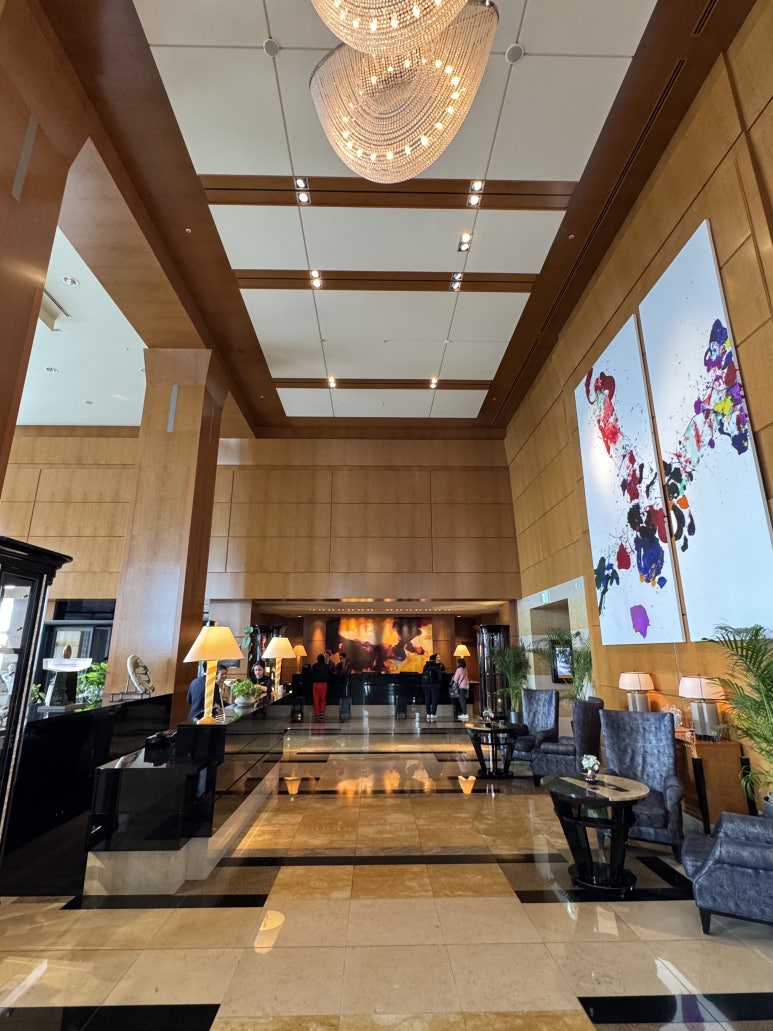 [The Ritz-Carlton, Tokyo] The Standard for a Classic High-End Hotel. A review of a Roppongi hotel with a great skyline view from the window, plus the pool, lounge, and more. image 6
