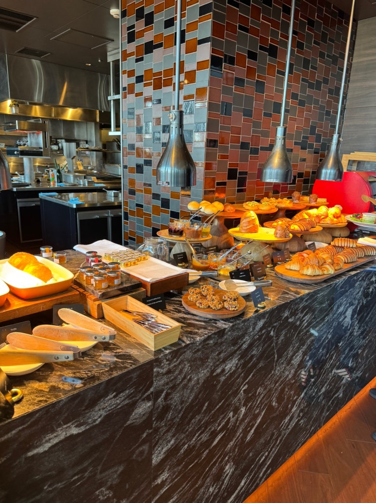 콘래드 오사카 호캉스의 모든 것 - 현아플, 힐튼 아너스 골드, 조식, 라운지, 레스토랑, 수영장, 사우나. Adieu 2023. (2) 관련 이미지 8