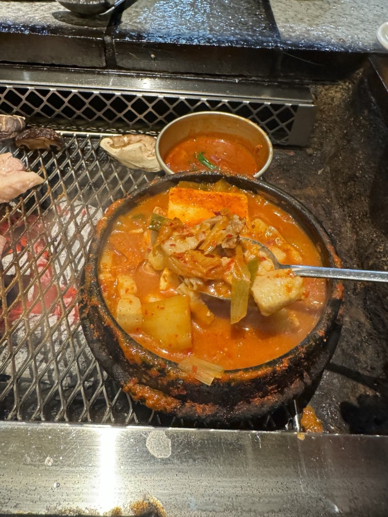 [을지로3가 맛집] 산청숯불가든 을지로 - 평일 저녁 웨이팅 후기. 재래식 소금구이, 흑돼지 김치찌개. 주차 꿀팁. 관련 이미지 20