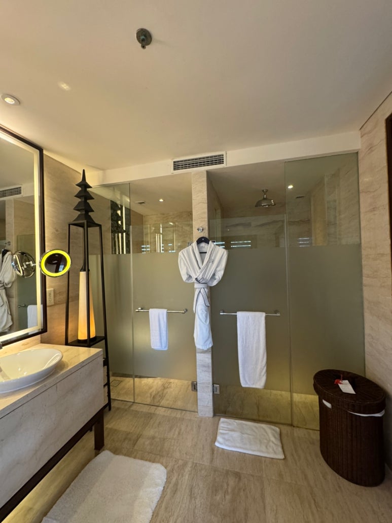 세인트레지스 발리 - 플래티넘 풀빌라 스위트 업그레이드 후기. 신혼여행 호텔 추천. 프라이빗 해변, 라군, 밤공연, 조식, 디너. 관련 이미지 29