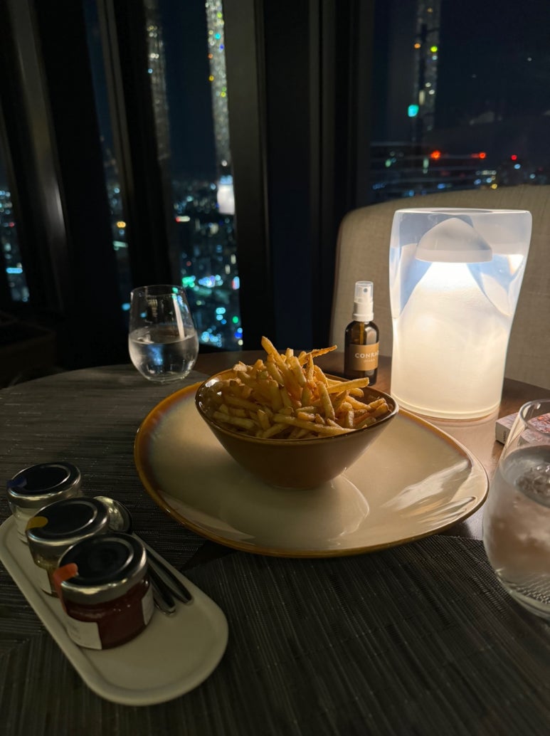 콘래드 오사카 호캉스의 모든 것 - 현아플, 힐튼 아너스 골드, 조식, 라운지, 레스토랑, 수영장, 사우나. Adieu 2023. (2) 관련 이미지 39