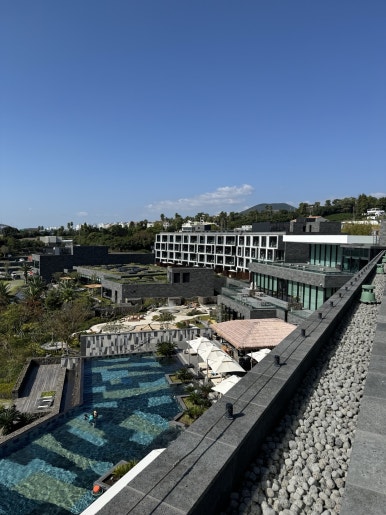 JW메리어트 제주 호캉스 - 신한 메리어트 본보이 ; 플래티넘 티어로 포인트숙박, 발렛주차, 야외수영장, 사우나, 조식숙제 후기. (1) 관련 이미지 1