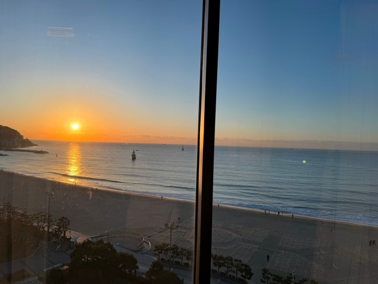 그랜드조선 부산 - 클럽조선 플래티넘 100배 이용하기. 해운대 오션뷰 생일 기념 룸 업그레이드! 프리미어 오션뷰 킹 + 수영장 + 발렛주차 후기. (feat. 웨스틴조선부산) 관련 이미지 30