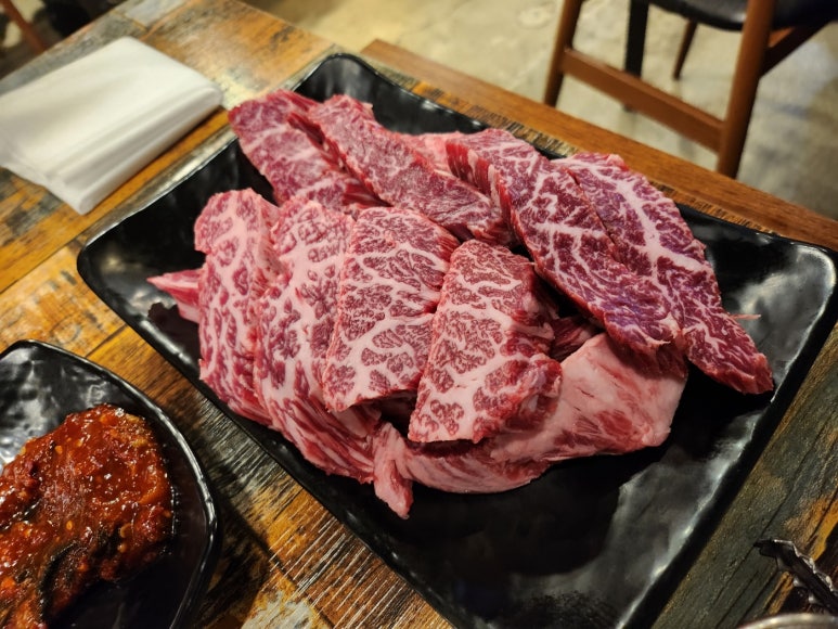 [신사동 한우 맛집] 신비갈비살 - 가성비 최고의 가로수길 한우 갈비살 현주엽 맛집. 주차 가능. 관련 이미지 1