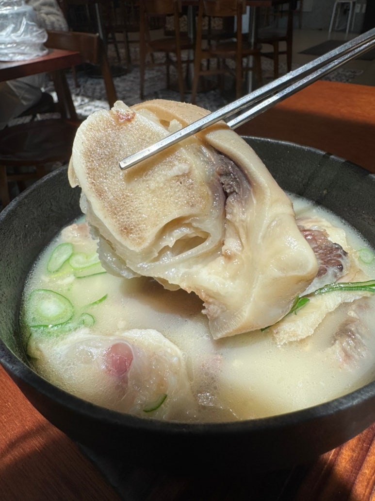 [가로수길 맛집] 곰탕랩 - 신사 임정식 쉐프 미쉐린 빕구르망 곰탕 맛집. 블루리본 서베이 받은 25,000원 시그니처 콜라겐 사골곰탕 후기. 관련 이미지 20