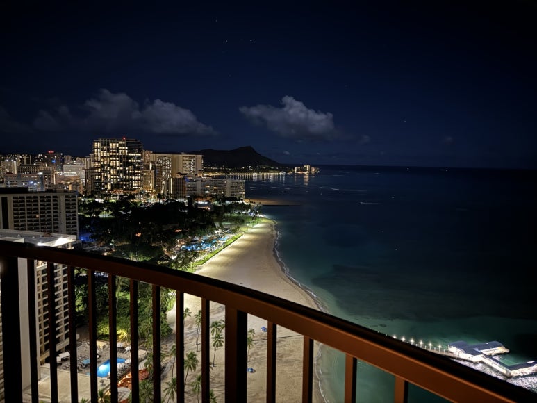 힐튼 하와이안 빌리지 와이키키 비치 리조트의 모든 것. 현아플 포인트숙박, 힐튼 아너스 골드, 룸 업그레이드, 크레딧, 라군, 불꽃놀이 등. 관련 이미지 16