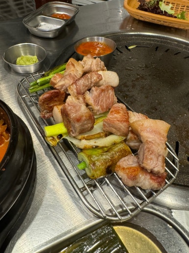 [남영역 맛집] 열정도 고깃집 - 김치찌개 맛있는 삼각지 숙성삼겹살 블루리본서베이 맛집. 모임장소추천. 콘치즈 서비스! 관련 이미지 2
