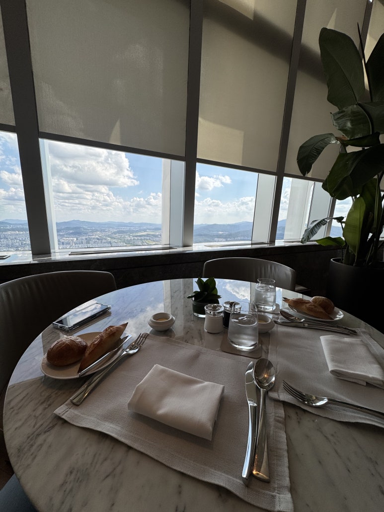 [시그니엘 서울 더라운지] - 잠실 브런치 맛집. 시그니엘 클럽 10% 할인. 발렛 신용카드. 롯데호텔 서울 비교. 롯데호텔멤버십 트레비 클럽. 관련 이미지 11