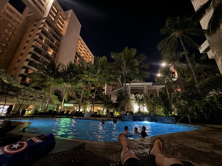 힐튼 하와이안 빌리지 와이키키 비치 리조트의 모든 것. 현아플 포인트숙박, 힐튼 아너스 골드, 룸 업그레이드, 크레딧, 라군, 불꽃놀이 등. 관련 이미지 17