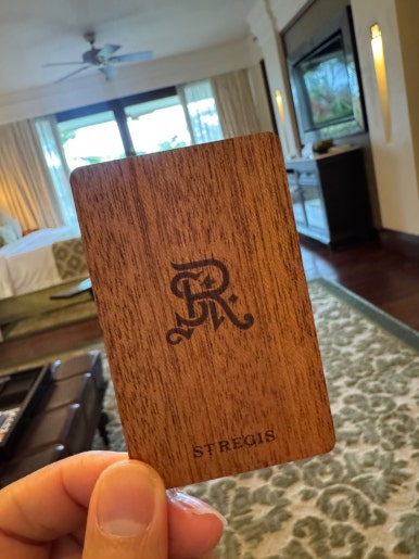 세인트레지스 발리 - 플래티넘 풀빌라 스위트 업그레이드 후기. 신혼여행 호텔 추천. 프라이빗 해변, 라군, 밤공연, 조식, 디너. 관련 이미지 36