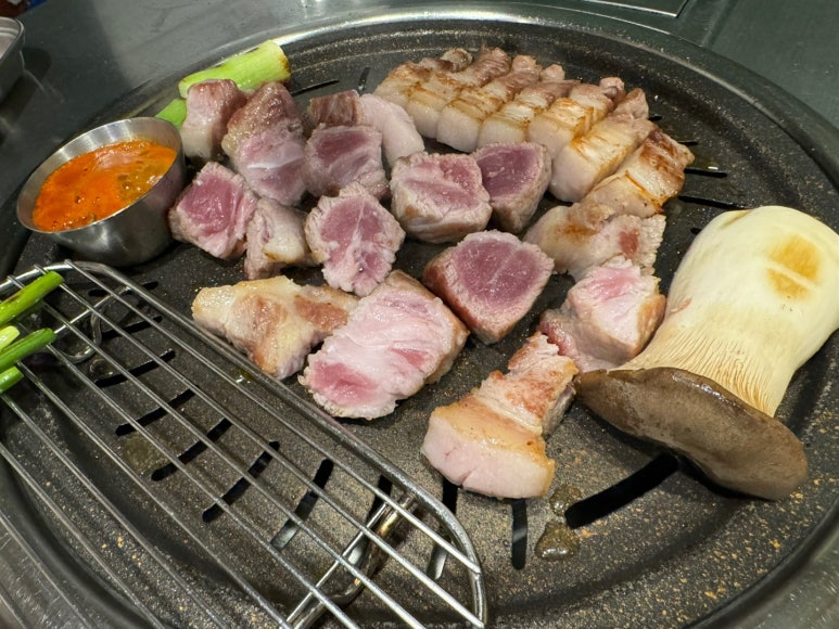 [남영역 맛집] 열정도 고깃집 - 김치찌개 맛있는 삼각지 숙성삼겹살 블루리본서베이 맛집. 모임장소추천. 콘치즈 서비스! 관련 이미지 24