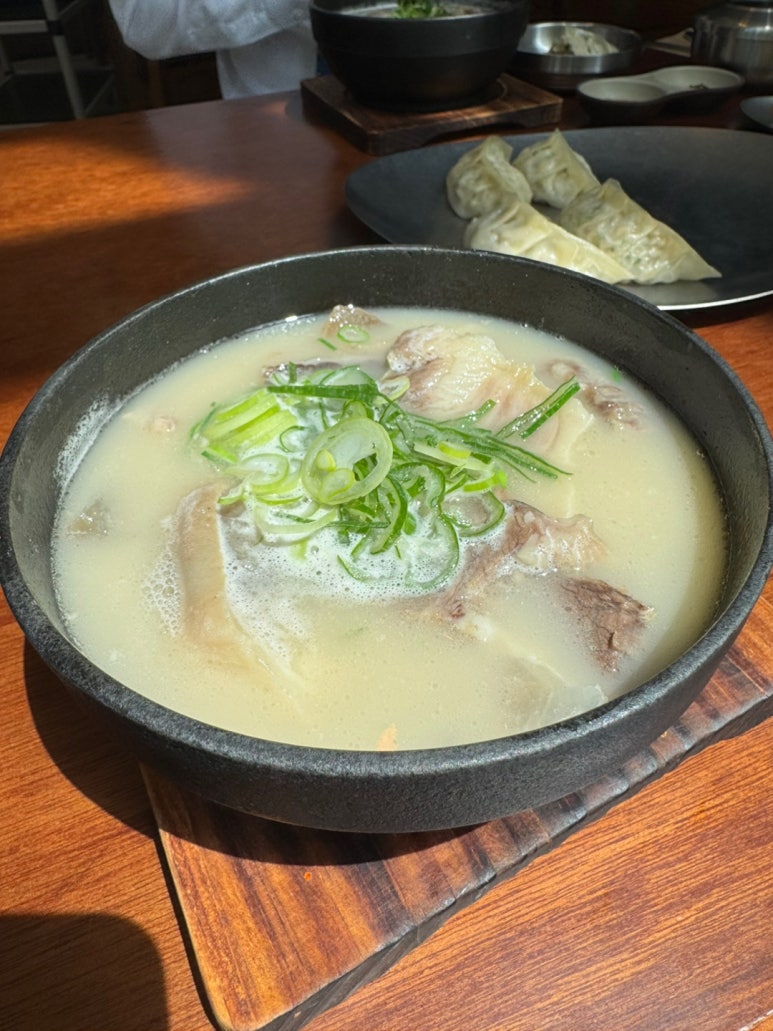 [가로수길 맛집] 곰탕랩 - 신사 임정식 쉐프 미쉐린 빕구르망 곰탕 맛집. 블루리본 서베이 받은 25,000원 시그니처 콜라겐 사골곰탕 후기. 관련 이미지 16