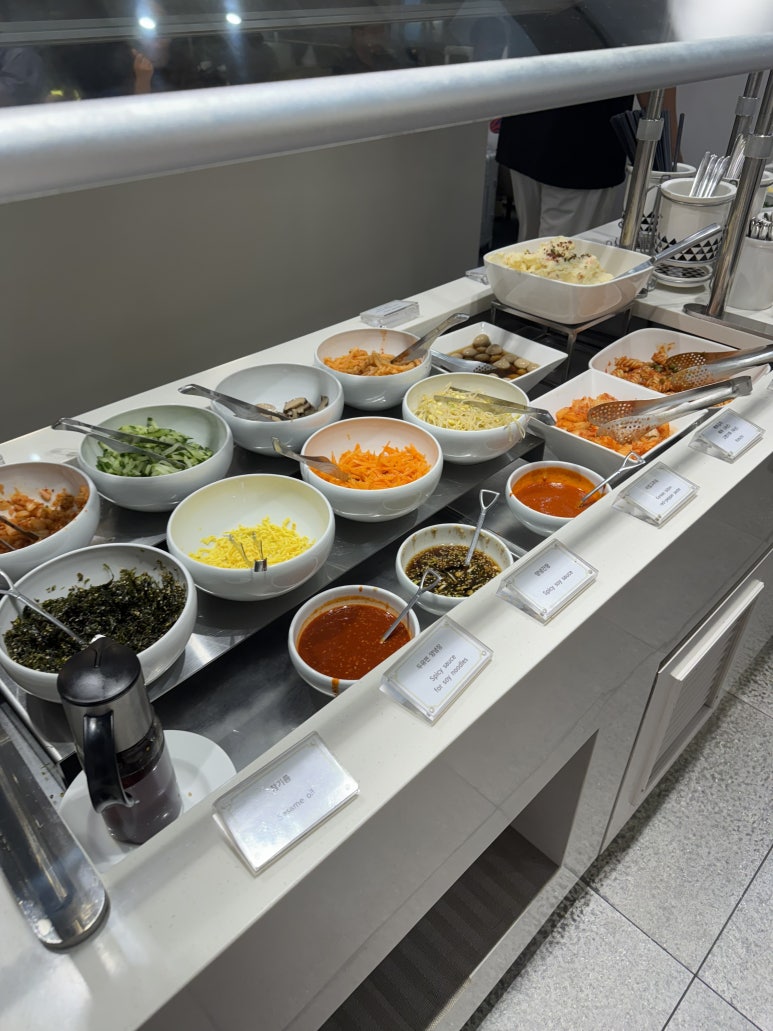 김포국제공항 스카이 허브 라운지. 국민카드 헤리티지 리저브로 동반2인까지 입장 가능!! 관련 이미지 11