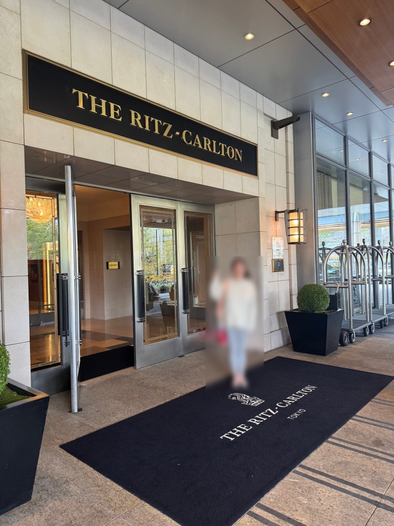 [The Ritz-Carlton, Tokyo] The Standard for a Classic High-End Hotel. A review of a Roppongi hotel with a great skyline view from the window, plus the pool, lounge, and more. image 3