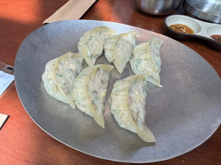 [가로수길 맛집] 곰탕랩 - 신사 임정식 쉐프 미쉐린 빕구르망 곰탕 맛집. 블루리본 서베이 받은 25,000원 시그니처 콜라겐 사골곰탕 후기. 관련 이미지 13