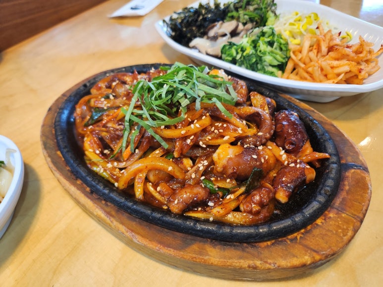 [청담동 맛집] 청국장과 보리밥 - 오래된 강남 청담역 청국장 맛집. 메뉴를 정해드리겠습니다; 낙지볶음 맛있음. 전지적참견시점 맛집. 관련 이미지 1