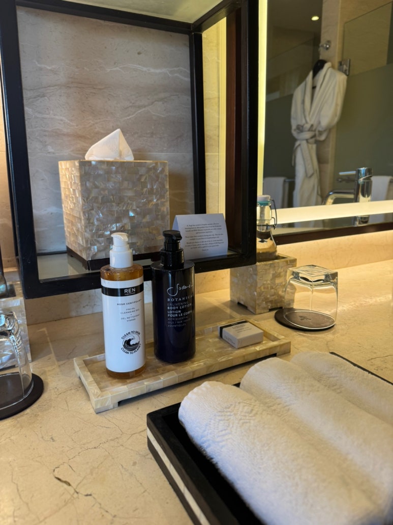 세인트레지스 발리 - 플래티넘 풀빌라 스위트 업그레이드 후기. 신혼여행 호텔 추천. 프라이빗 해변, 라군, 밤공연, 조식, 디너. 관련 이미지 26