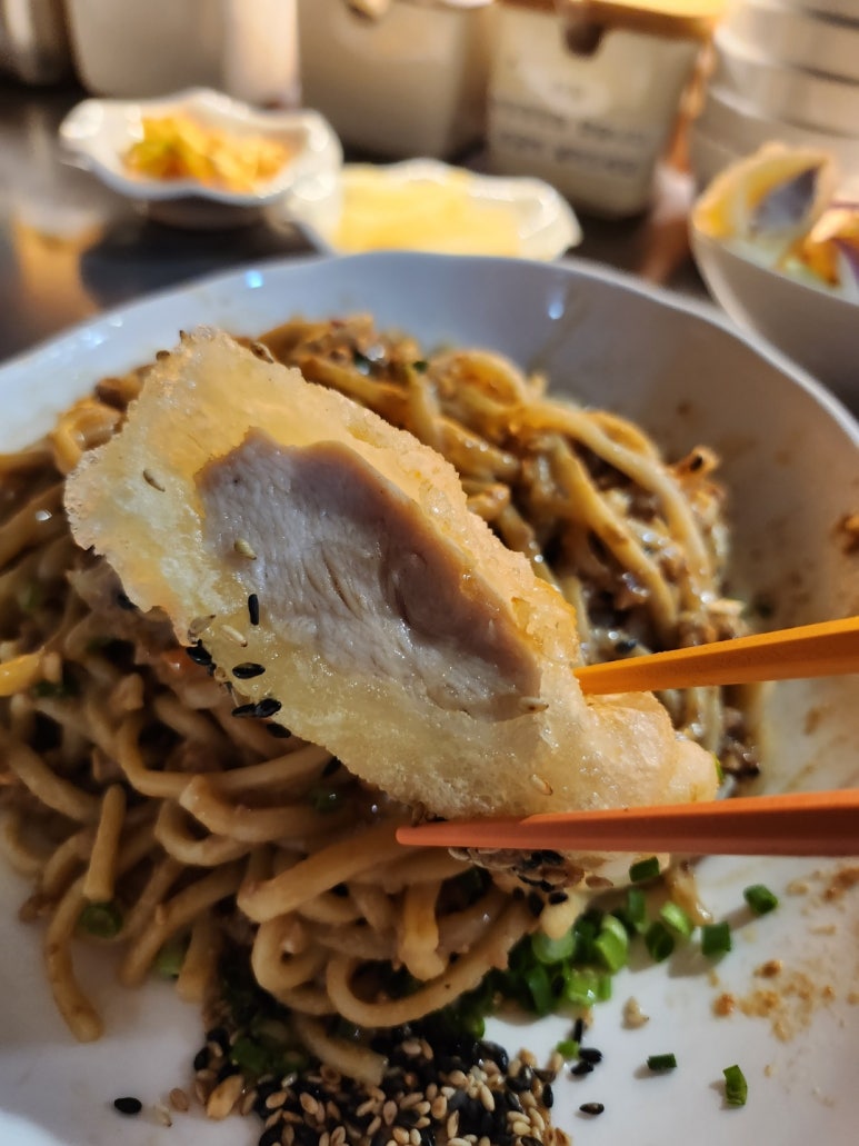 ★★★★☆ [신촌 탄탄면] 정육면체 - 신촌 유일의 미슐랭 맛집. 홍탄, 깨부수면과 유린기.. 시그니처 메뉴를 모두 먹어보다. 관련 이미지 18