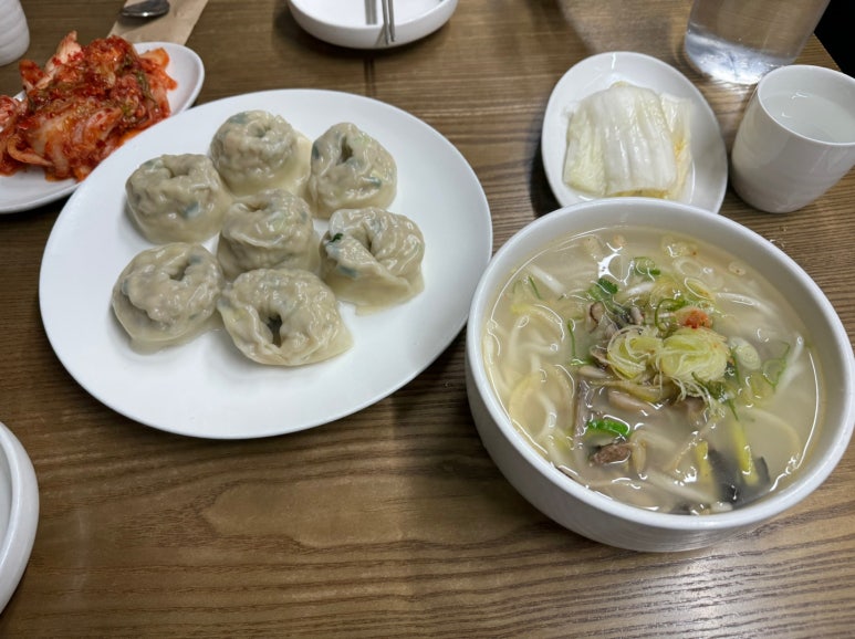 [삼청동 맛집] 황생가칼국수 - 인상적인 사골국물 칼국수와 슴슴한 미쉐린가이드 왕만두 맛집. 관련 이미지 8