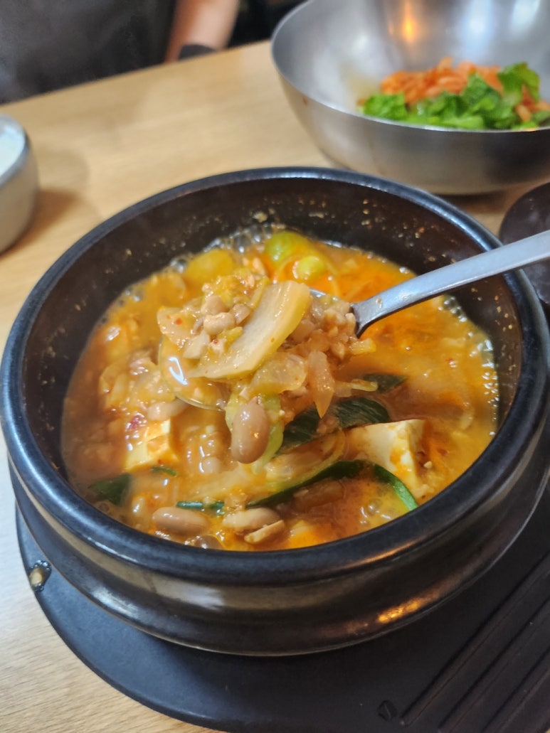 [삼각지 맛집] 진미식당 - 콩국수, 청국장, 오징어볶음 백반집. 백년가게 & 성시경 먹을텐데. 주차팁. 관련 이미지 2