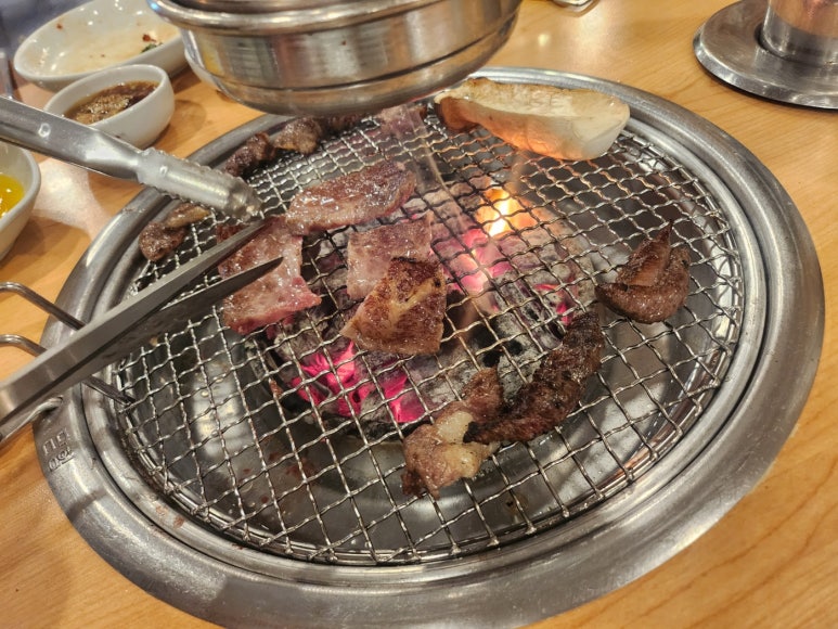 [청담동 24시간 소고기] 영천영화 - 나는 별로였다. 꽃등심, 갈비살, 육회비빔밥. 맛있는녀석들, 블루리본서베이, 연예인맛집. 관련 이미지 15