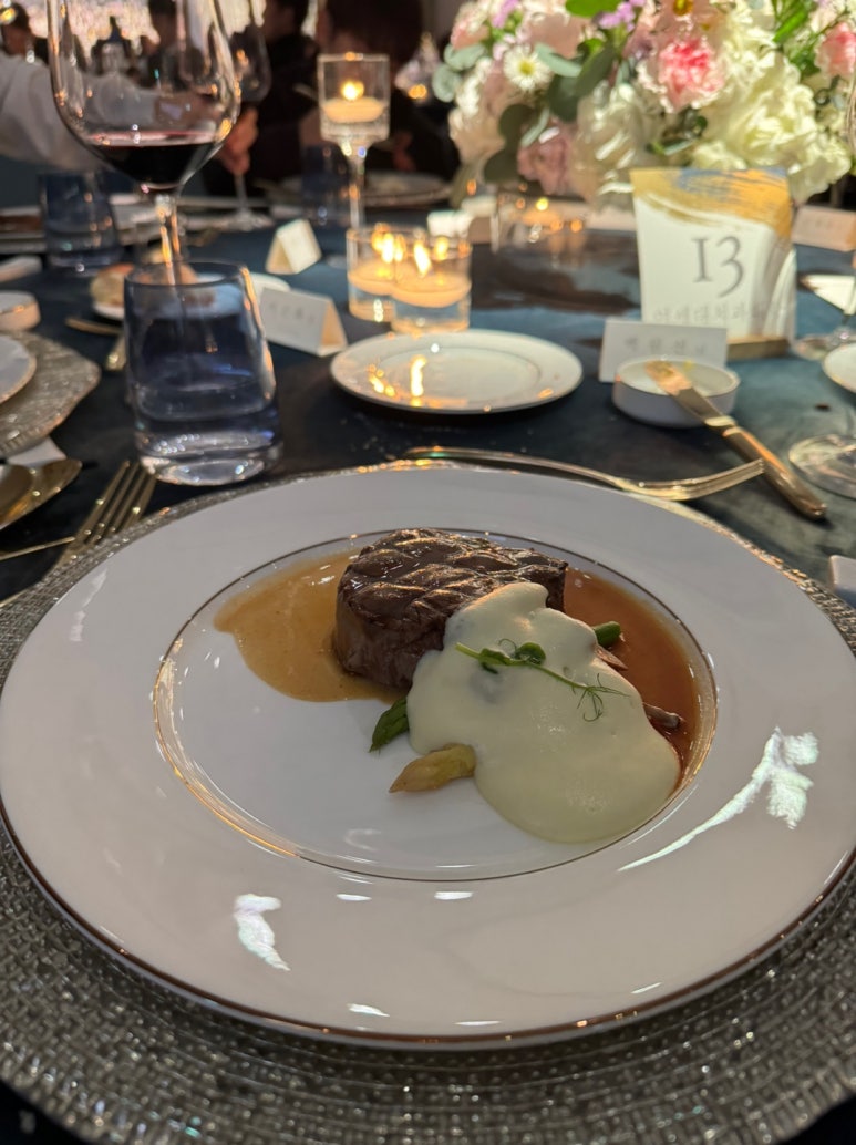 시그니엘 부산 결혼식 참석 후기. 세상 멋있는 결혼식장! 프렌치 코스요리 식사 후기. (feat. 허각 축하공연) 관련 이미지 37