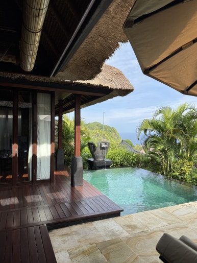 불가리 발리 - 인생 최고의 휴양지. 장동건 부부 신혼여행 인도양 오션뷰 풀빌라 추천. 메리어트 플래티넘 호캉스. 룸서비스/조식/야외수영장/레스토랑 후기. 관련 이미지 39