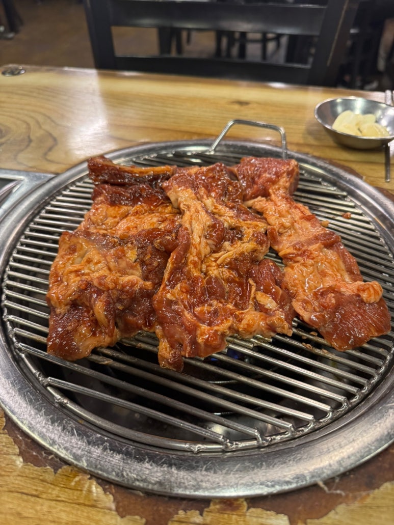 [공덕역 맛집] 마포진짜원조최대포 본점 - 블루리본서베이 주차되는 양념돼지갈비 노포 맛집. 흑쌀냉면 (물냉면)도 맛이 수준급! 관련 이미지 17