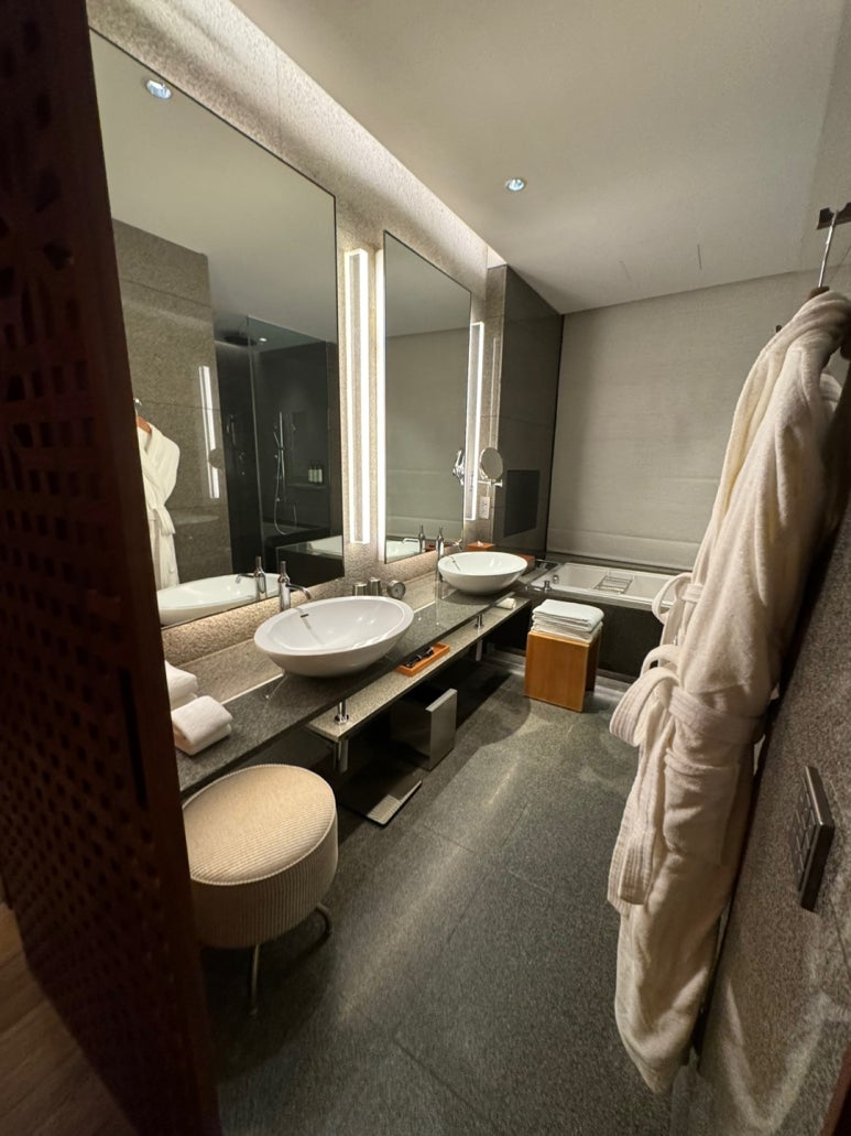 파크하얏트 부산 - 파크 이그제큐티브 마리나 스위트 & 스탠다드 룸 비교! 광안대교뷰, 조식, 수영장, 월드오브하얏트, GOH, 부산 5성호텔 비교&추천. 관련 이미지 32