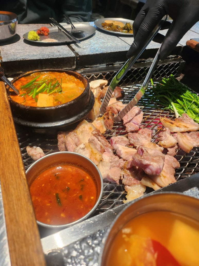 [이대서울병원 맛집] 산청숯불가든 - 마곡을 평정한 돼지고기 맛집. 메뉴를 정해드리겠습니다; 소금구이, 고초장구이 훌륭함. 주차가능. 관련 이미지 17