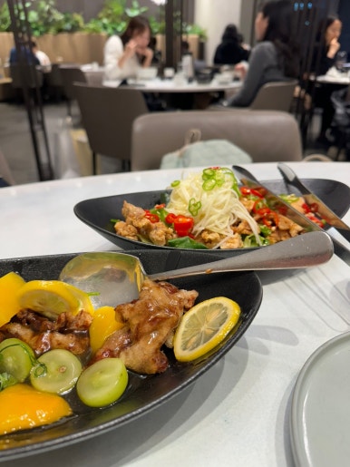 [더현대서울 맛집] 도원스타일 - 더현대 다이닝위크로 최대 30프로 할인 탑티어 중식당. 소고기 안심 탕수육, 그린 파파야 유린기, 양주식 바비큐 볶음밥. 관련 이미지 2