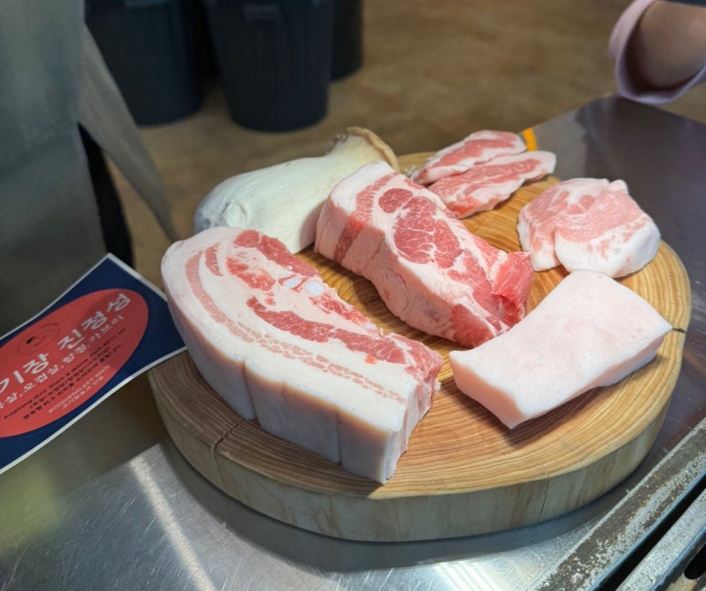 [제주공항 근처 맛집] 고기장 - 숙성 제주흑돼지 인생맛집. 제주도 흑돼지 오션뷰 맛집. 재방문의사 가득함. 관련 이미지 3