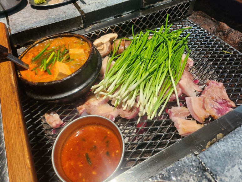 [이대서울병원 맛집] 산청숯불가든 - 마곡을 평정한 돼지고기 맛집. 메뉴를 정해드리겠습니다; 소금구이, 고초장구이 훌륭함. 주차가능. 관련 이미지 16
