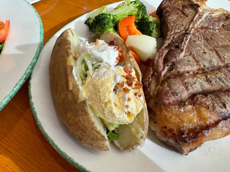 [용산미군부대] GREENSTREET - Dragon Hill Lodge (DHL) 서울한복판에서 느끼는 미국 스테이크! 관련 이미지 17